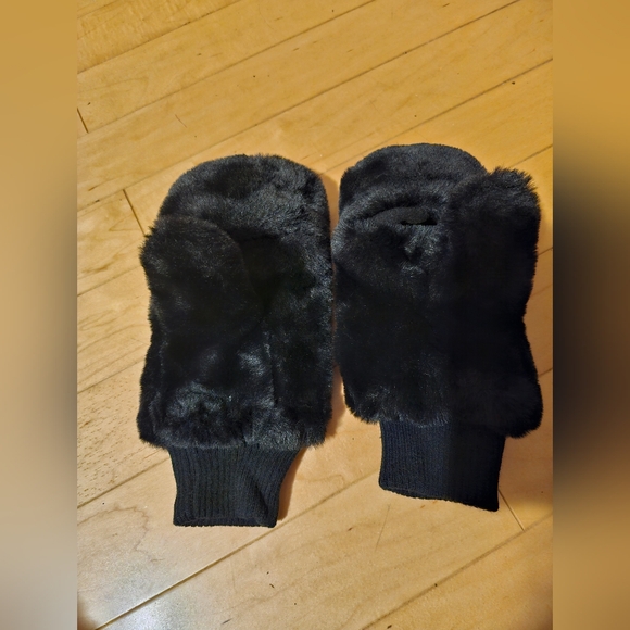 Brand new never worn furry mittens with fleece lining - Picture 2 of 5
